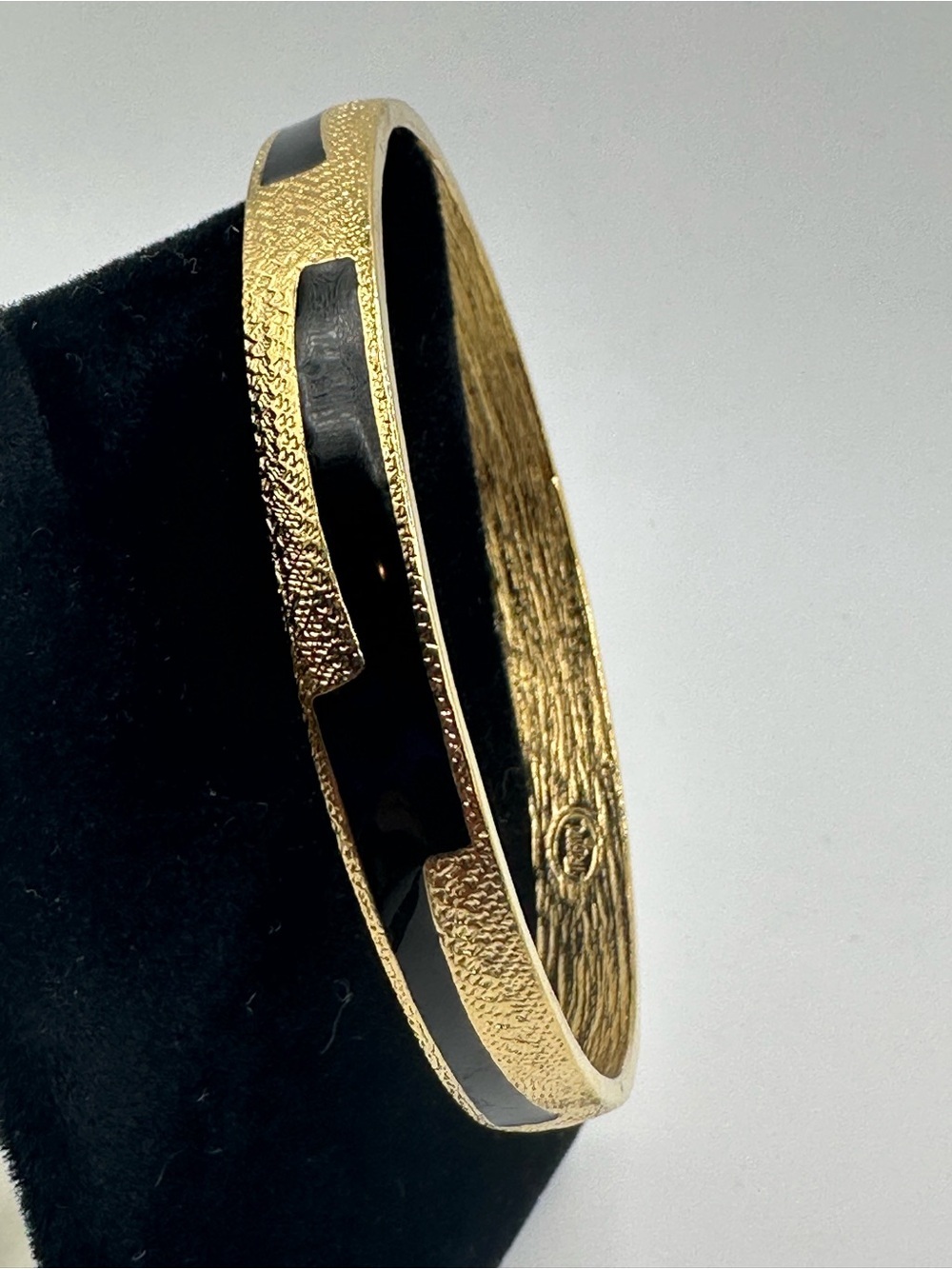 Trifari Gold-Tone Bangle with Black Enamel Inlay, Vintage - Picture 7 of 8